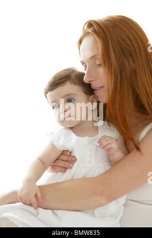 Baby Brünette und Rothaarige Mutter Liebe Umarmung auf weiß Stockfoto