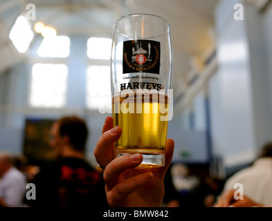 Bier Wabbel Glas Southdown Bier und Cider Festival in Lewes, UK Stockfoto