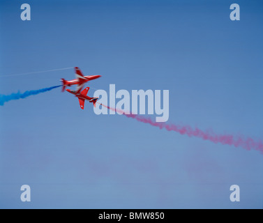 Das Synchro-paar von den "Red Arrows" der britischen Royal Air Force aerobatic Team Kreuz in High-Speed-Manöver während der Anzeige. Stockfoto