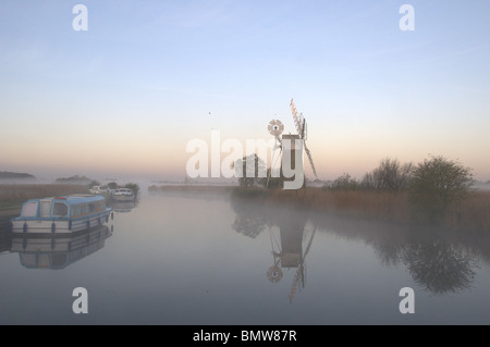 TURF FEN WIND PUMPE IM MORGENGRAUEN WIE HILL AUF DEM FLUSS ANT. NORFOLK BROADS Stockfoto