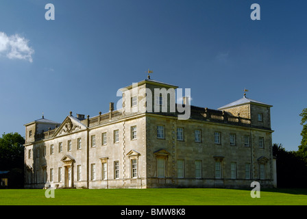 Der Palldian Stil Lydiard House in Swindon, Wiltshire, UK vor einem tiefblauen Himmel. Stockfoto