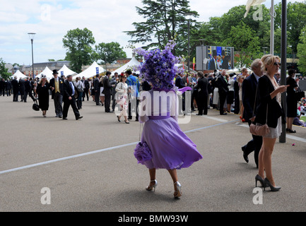 Royal Ascot-Racegoers trägt extravagante Hüte Berkshire UK Stockfoto