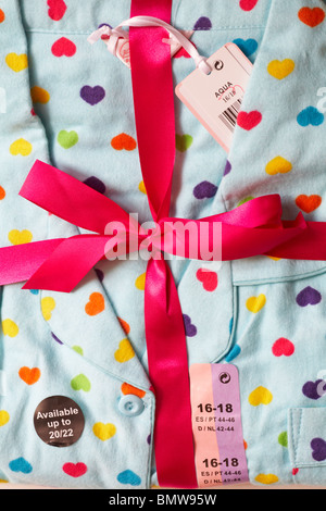 Bekleidungs-Größe Aufkleber Label 16-18 auf gefalteten Pyjama Stockfoto