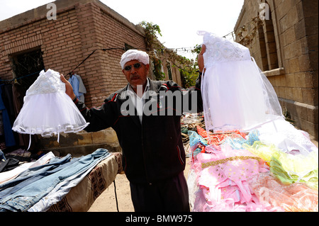 ägyptischen Mannes Verkauf des Kleides, Souk Goma (Freitagsmarkt), Wochenmarkt, südliche Friedhöfe, Khalifa Bezirk, Kairo, Ägypten Stockfoto