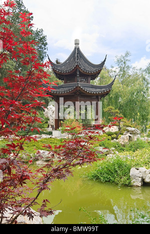 Chinesischer Garten mit Pagode und den See. Stockfoto