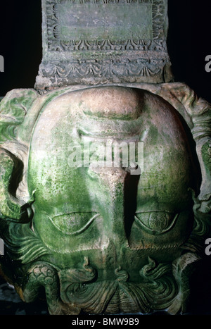 Byzantinischer Medusa Kopf und Gesicht am Fuß der Säule in der Basilika Zisterne (5. Jh. n. Chr.), einer unterirdischen Zisterne in Istanbul, Türkei Stockfoto