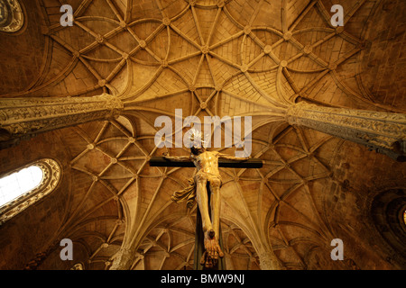 Kruzifix im Altarraum der Kirche Santa Maria Jeronimos Kloster Mosteiro DOS Jerominos in Belem, Lissabon, Stockfoto