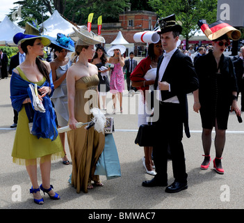 Royal Ascot männlicher und weiblicher Racegoers in Mode-Outfits mit großen Hüten Berkshire UK Stockfoto