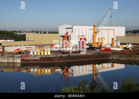 Liebherr Kran Fabrik gesehen jenseits des Flusses Wear in Sunderland, England, UK Stockfoto