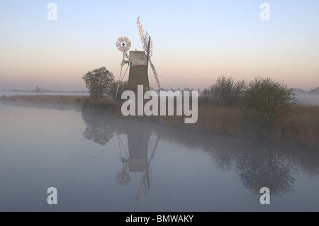 TURF FEN WIND PUMPE IM MORGENGRAUEN WIE HILL AUF DEM FLUSS ANT. NORFOLK BROADS Stockfoto