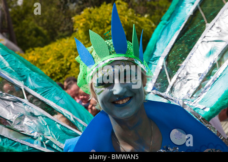 Frau, gekleidet im Kostüm für das West End Festival, Glasgow, Schottland Stockfoto