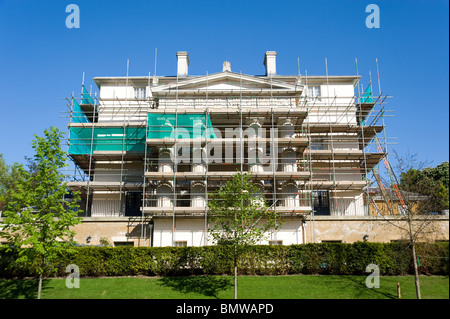 Gerüst errichtet, um ein großes Haus in Renovierung, London, England, UK Stockfoto