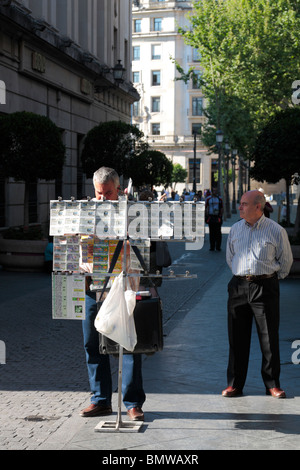 Eine einmal Lotto Ticketverkäufer richtet seinem Stall auf Calle Sierpes in Sevilla Andalusien Spanien Europa Stockfoto