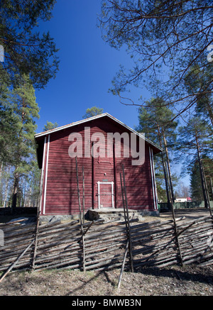 Suonenjoki Stadt Museum Suonenjoen Kotiseutumuseo in alten Getreidespeicher aus Protokollen und lackiert mit roter Ocker Farbe, Finnland Stockfoto