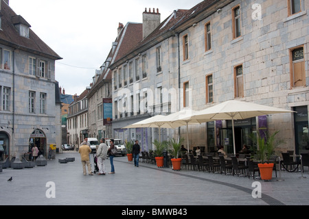 leere Stühle Tische Straßencafé Platz im freien Stockfoto