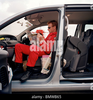 Pilot der "Red Arrows" der britischen Royal Air Force aerobatic Team entspannt Zeitung lesen, bevor Airshow-Display. Stockfoto