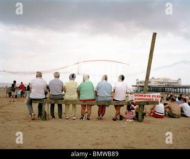 Seaside Zuschauer genießen Vorbeiflug von der "Red Arrows", der britischen Royal Air Force aerobatic Team an Weston-super-Mare Stockfoto