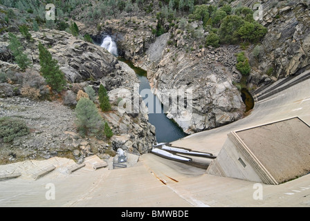 Die O' Shaughnessy Dam Hetch Hetchy Reservoir bilden. Stockfoto