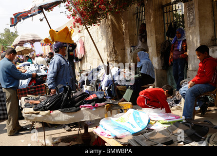 Käufer und Verkäufer, Souk Goma (Freitagsmarkt), Wochenmarkt, südliche Friedhöfe, Khalifa Bezirk, Kairo, Ägypten Stockfoto