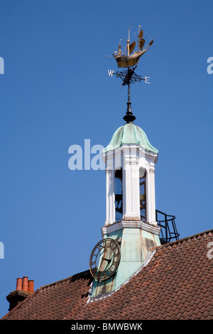 Golden Hind Wetterfahne auf Hall Stadtgebäude, Castle Street, Farnham Surrey Stockfoto