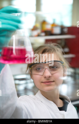 Azubi-Laborantin bei Evonik, Marl, Deutschland Stockfoto