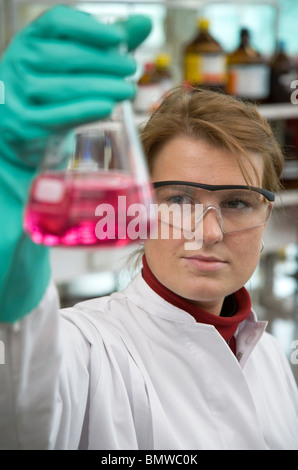 Azubi-Laborantin bei Evonik, Marl, Deutschland Stockfoto