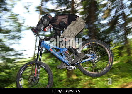 Mountainbiker im Downhill Mtb-Rennen in Szczyrk, Beskiden, Polen. Stockfoto