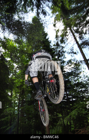 Mountainbiker im Downhill Mtb-Rennen in Szczyrk, Beskiden, Polen. Stockfoto