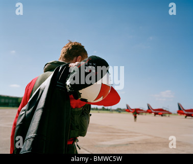 FLT. Lt. Anthony Parkinson der Elite "Red Arrows", Großbritanniens renommierte Kunstflugstaffel der Royal Air Force trägt Getriebe zu Jet. Stockfoto