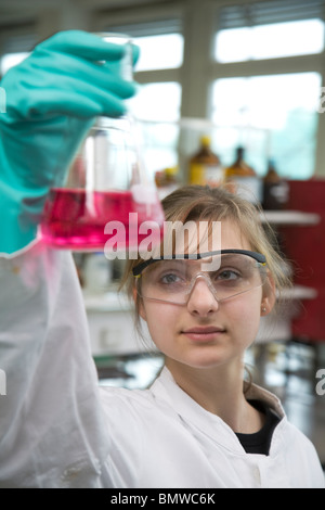 Azubi-Laborantin bei Evonik, Marl, Deutschland Stockfoto