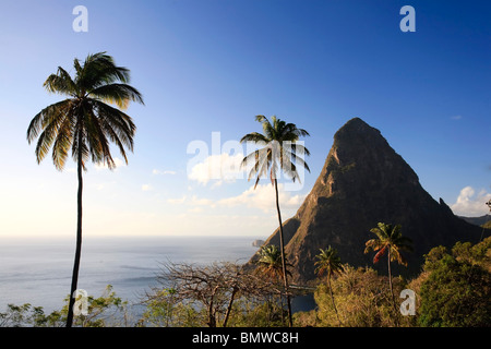 (UNESCO Weltkulturerbe), Petit Piton, St. Lucia, Karibik und Strand Anse des Pitons (Anse Jalousie) Stockfoto