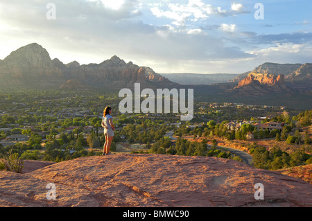 Junge Frau mit Blick auf Sedona AZ. vom Flughafen Mesa Vortex. Stockfoto