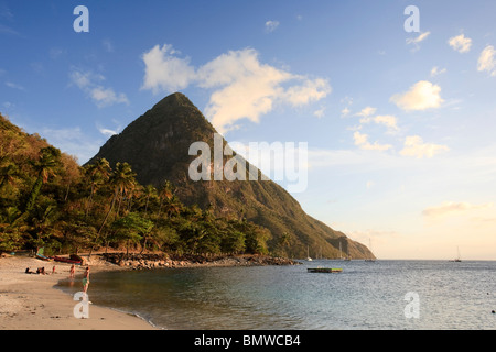 Karibik, St. Lucia, Gros Piton (UNESCO-Weltkulturerbe) und Anse des Pitons Beach (Anse Jalousie) Stockfoto