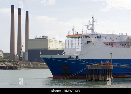 Larne Hafen und Bally Lumford Kraftwerk, County Antrim, Nordirland. Stockfoto