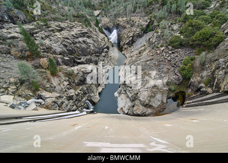 Die O' Shaughnessy Dam Hetch Hetchy Reservoir bilden. Stockfoto