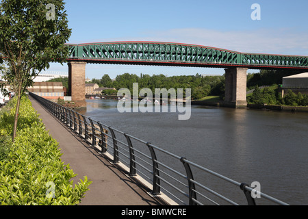 Die Königin Alexandra-Brücke über den Fluss tragen in Sunderland, von Nordwesten gesehen. Stockfoto