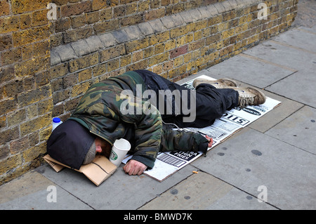 Obdachloser schlafen auf Bürgersteig in London Stockfoto