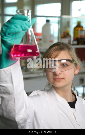 Azubi-Laborantin bei Evonik, Marl, Deutschland Stockfoto