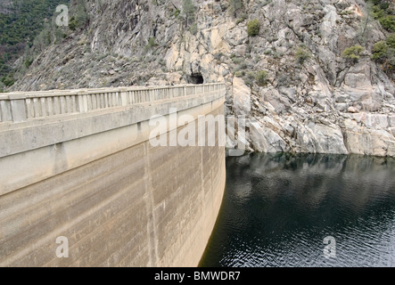 Die O' Shaughnessy Dam Hetch Hetchy Reservoir bilden. Stockfoto