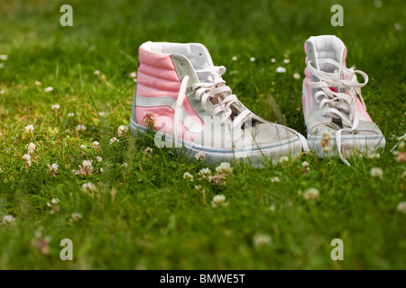 Ein schönes neues Paar Retro-Stil rosa und grauen Trainer. Stockfoto