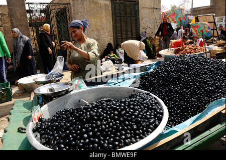 schwarze Oliven zu verkaufen, Souk Goma (Freitagsmarkt), Wochenmarkt, südliche Friedhöfe, Khalifa Bezirk, Kairo Stockfoto