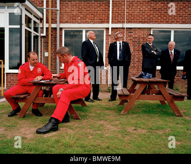 Flight Lieutenant Dan Simmons und Geschwaderführer David Thomas der Elite "Red Arrows" kurz für eine Anzeige an RAF Cranwell. Stockfoto