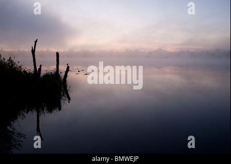 Sunrise See Cassidy mit Nebel Stockfoto