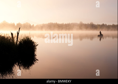 Sunrise See Cassidy im Nebel mit Fischer auf See Snohomish County Washington State USA Stockfoto