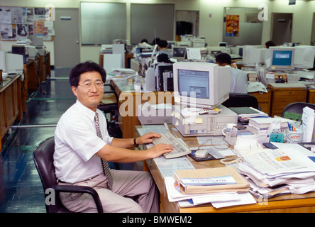 Seoul Korea Herr Shin mit Computer auf Arbeit Hyundai Motors Corp Stockfoto