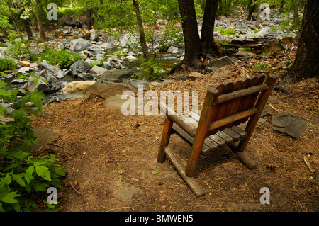 rustikale Stuhl mit Blick auf Oak Creek, Oak Creek Canyon, AZ. Stockfoto