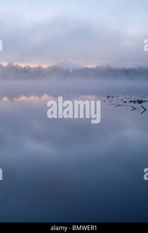Sunrise See Cassidy mit Nebel und Mount Pilchuck mit Reflexionen Snohomish County Washington State USA Stockfoto