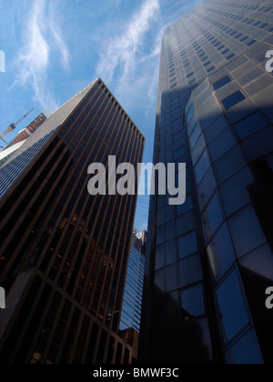 Nachschlagen von New York Wolkenkratzer aus dem Erdgeschoss in New York City, USA Stockfoto