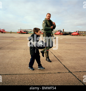 Jungen Verehrer trägt Helm des Piloten von der "Red Arrows", der britischen Royal Air Force aerobatic Team an RAF Scampton. Stockfoto