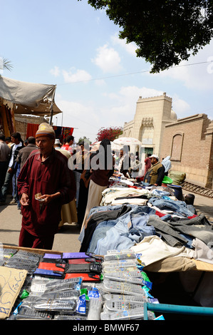 Käufern und Verkäufern, Souk Goma (Freitagsmarkt), Straße, südlichen Friedhöfe, Khalifa Marktviertel, Kairo Stockfoto